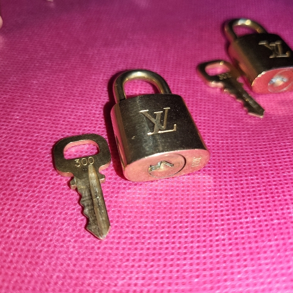 Louis Vuitton Accessories Louis Vuitton Lock Key Set Authentic 30